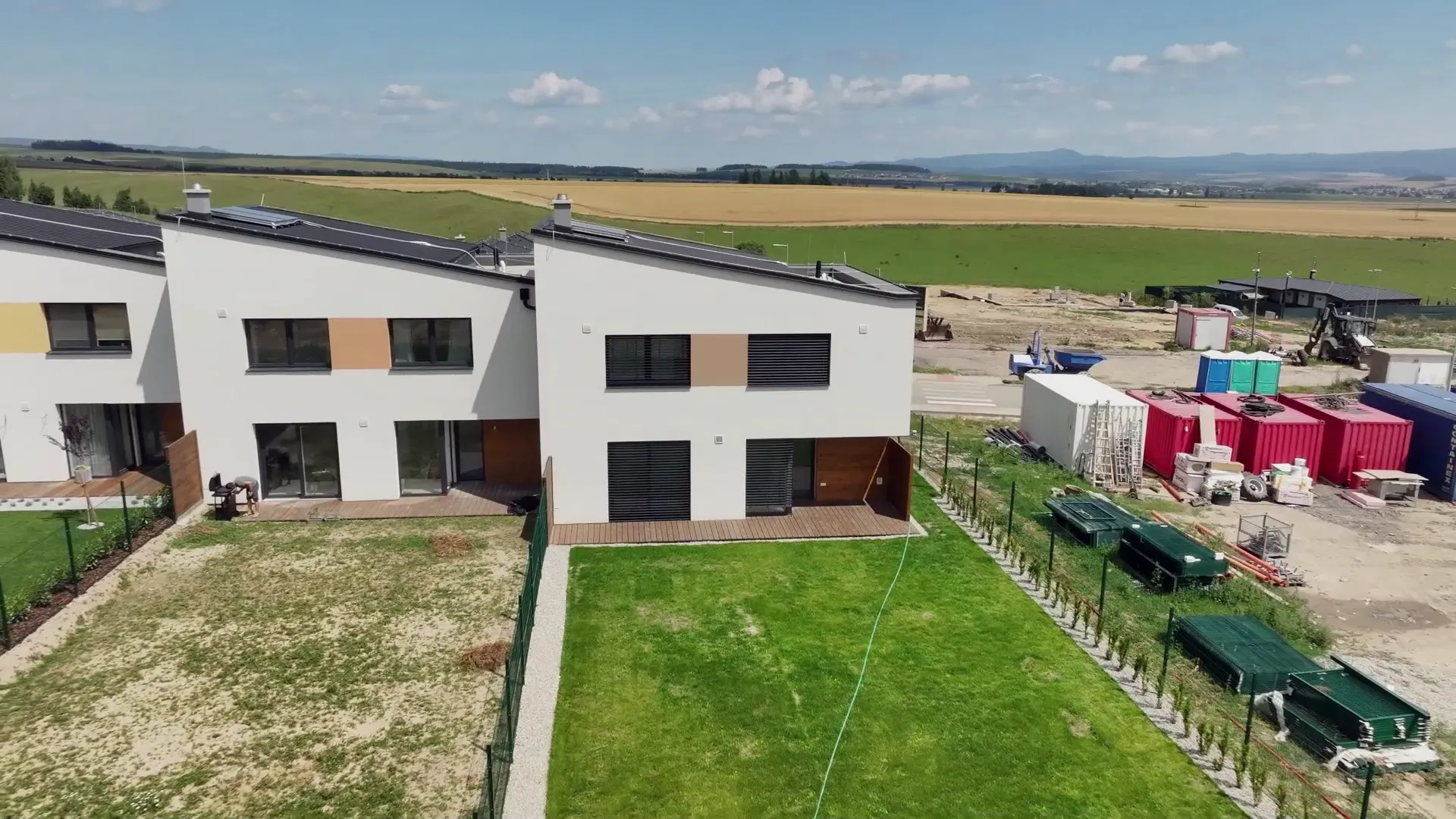 Pod Tatrami sa rozhoduje o novom bývaní. Veľký pozemok, radovka pri lese, dizajnový dvojdom alebo mezonet v meste?