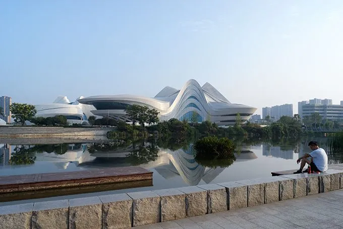 Najnovšie čínske kultúrne centrum je bombastické, navrhli ho architekti Zaha Hadid