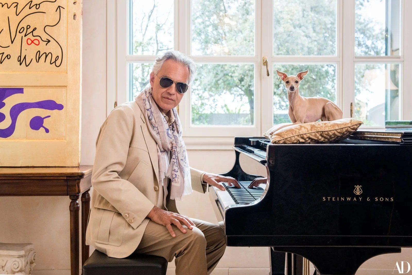 Andrea Bocelli koncertuje počas epidémie zo svojej toskánskej vily