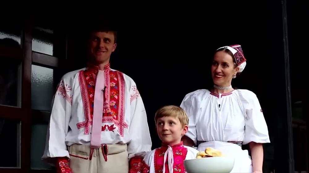 Fíha, mladá rodina žije v storočnej drevenici a oblieka si kroje: Toto musíte vidieť!