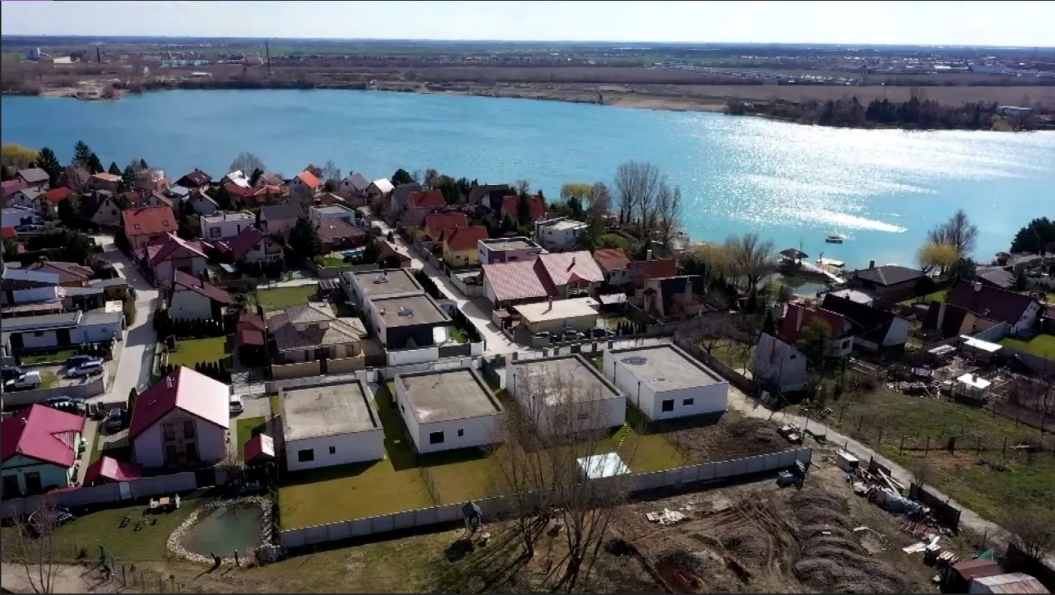 Viete aké je ideálne bývanie mladej rodiny z Bratislavy? Budeme hľadať bungalov s bazénom!