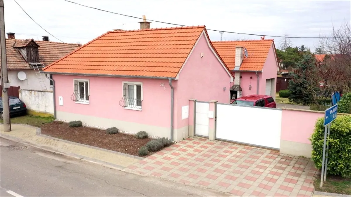 Kúpiť starý dom alebo kúpiť pozemok a postaviť si nový? Takáto otázka je pred manželmi v relácii Nové bývanie