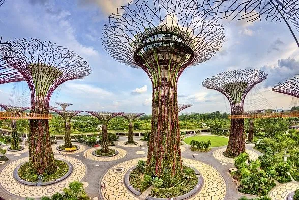 Najkrajšia záhrada sveta má meno The Gardens by The Bay. Vytvorili ju ľudia!