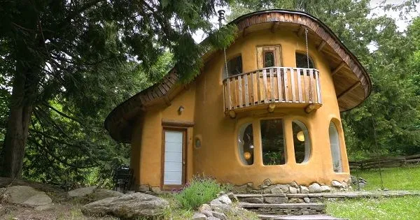 Pozrite, aké neskutočné bývanie možno vytvoriť z hliny, slamy a piesku!