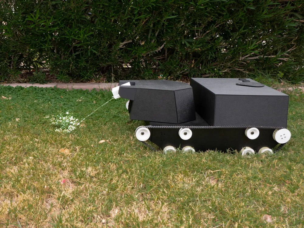 Malý robotický tank, ktorý pomôže s prácou v záhrade