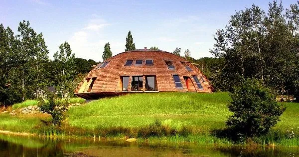 Pripomína UFO a otáča sa za slnkom. Toto bývanie vás rozhodne prekvapí!