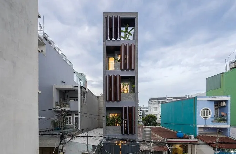 Extrémne tenký dom vo Vietname sa vtesnal na pozemok so šírkou 3,9 m