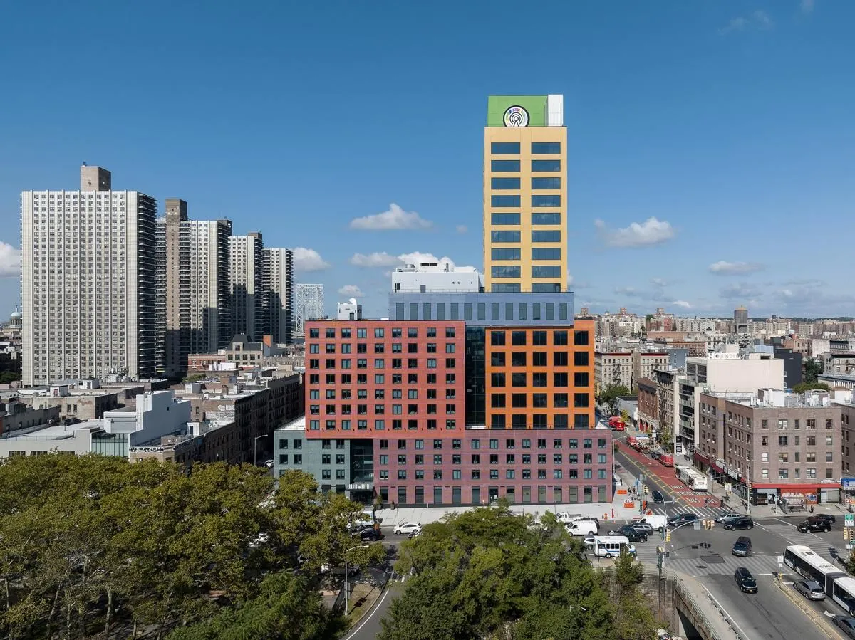 Na Manhattane otvorili hotel s pestrofarebnou fasádou