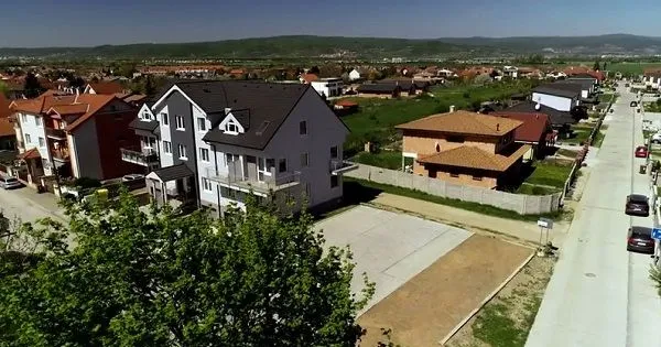 Mladá štvorčlenná rodina sa už nechce tlačiť v malom byte! Hľadá trojizbový byt pri Bratislave!