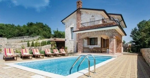 Dom v Chorvátsku na ostrove Krk s vlastný bazénom, detským ihriskom a výhľadom na more