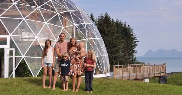 Mladá Nórska rodina si vytvorila dokonalé bývanie priamo pod polárnou žiarou!