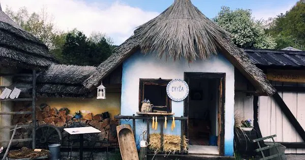Folklórna Chyža: Unikátny slovenský projekt, ktorý ponúka netradičné ubytovanie hneď vedľa Bojnického zámku!