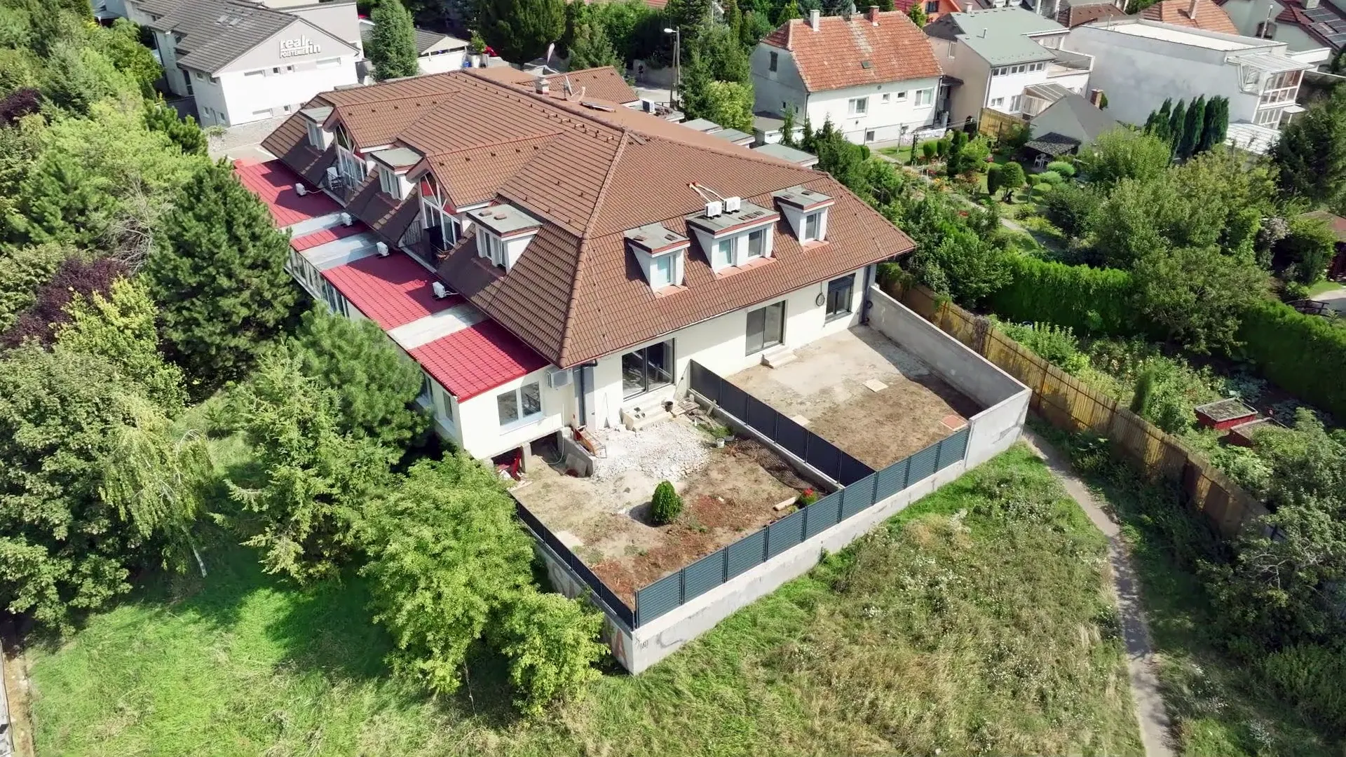 Rodinné domy v okolí Trnavy alebo bývanie v meste? Pozrite si, ktorá nehnuteľnosť presvedčí investorov