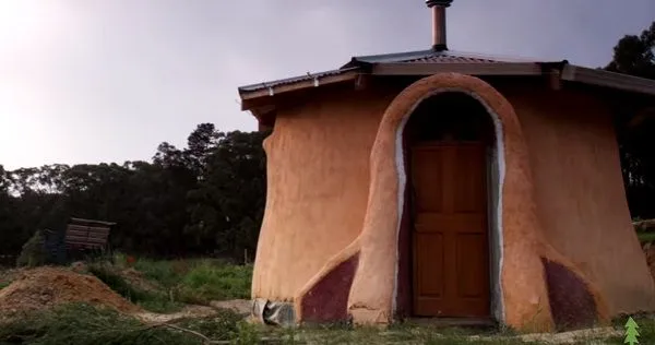 Tento mini domček postavili z hliny a slamy - pozrite sa ako!