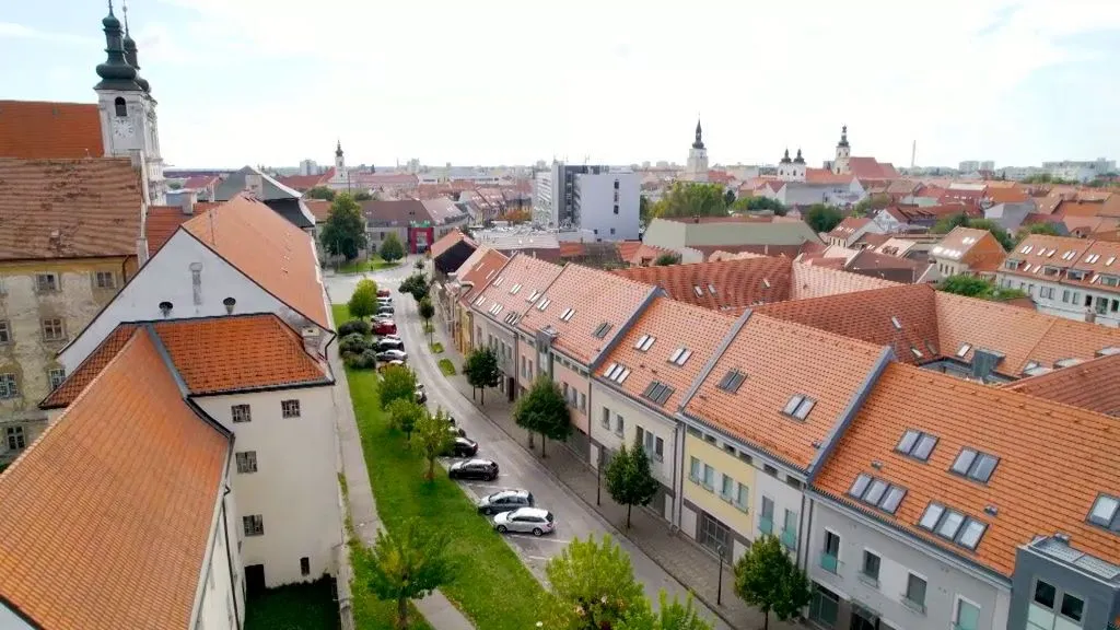 Bývanie v centre mesta: Ako skĺbiť výhody centra, parkovanie a primeranú cenu?