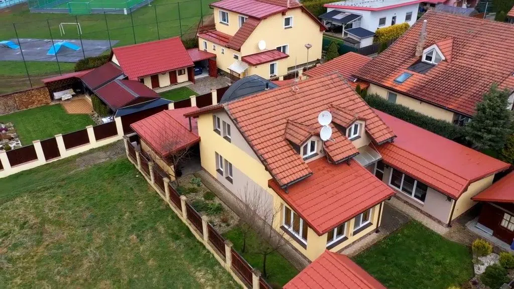 Zabývané domy alebo pozemok pod hradom – takáto je ponuka z relácie v okolí Žiliny.
