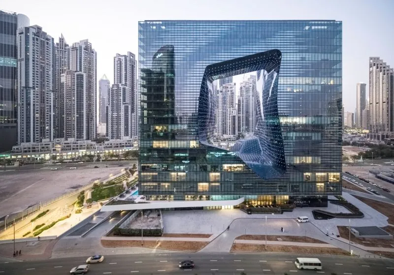 Dubaj má ďalšiu neuveriteľnú stavbu – tentoraz deravý hotel