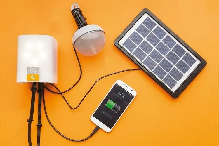 Britská firma predstavila ručne napájané svetlo bez elektriny