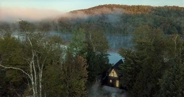 Tajomná chatka ukrytá v horách ponúka dokonalé útočisko pre milovníkov minimalizmu a nespútanej prírody
