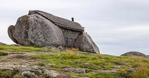 Ťažko uveriť, že je skutočný: Unikátny kamenný dom láka turistov z celého sveta!