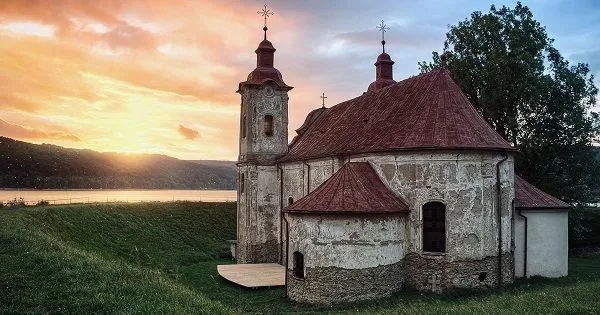 Študent Matúš cestuje po Slovensku a zachytáva krásu našej architektúry