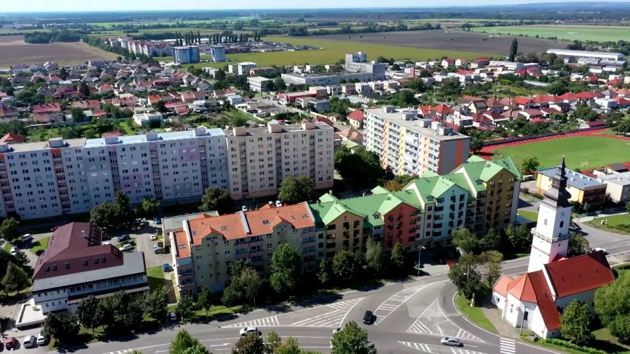 Hľadáme byt v Malackách – požiadavky sú veľa zelene a zdravé dýchanie.