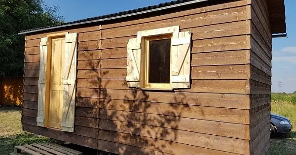 Vášeň k drevu Slováka Tomáša Némethyho sa prevtelila do tejto rozprávkovej mobilnej chalúpky!