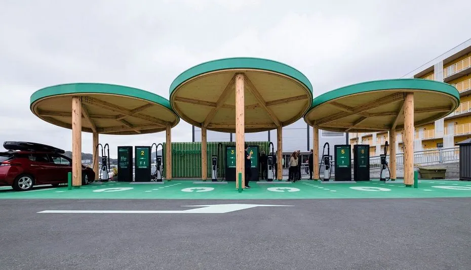 Nórsko buduje drevené nabíjacie stanice pre elektromobily