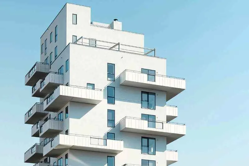 Ultra-biela farba na fasáde budovy môže nahradiť klimatizáciu