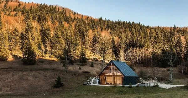 Domček na okraji lesa vzdáva hold drevu v tej najkrajšej podobe