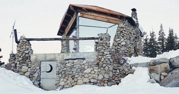 Úspešný snowboardista vymenil slávu za život v divočine: Domček odrezaný od civilizácie sa stal naplnením jeho detského sna