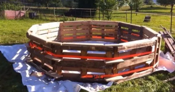 Nevyhadzujte peniaze zbytočne, urobte si vlastný bazén z paliet!