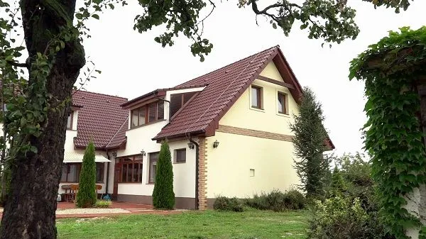 Prerábka ako lusk: Pozrite, ako si známy herec svojpomocne zrekonštruoval chalupu!