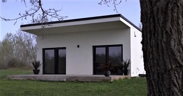 Premena rodinného domu vo Vojke: Pozrite, ako sa z holých stien stane útulný domov!