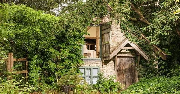 Na prvý pohľad opustená budova skrýva interiér ako vystrihnutý z romantického sna