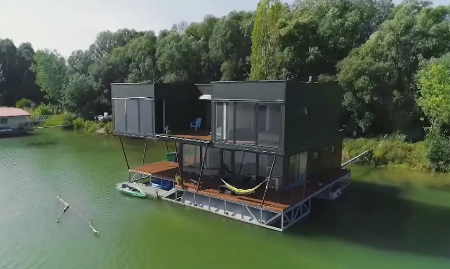 Jedinečné bývanie na vode: Priestranný houseboat si vás okamžite získa!