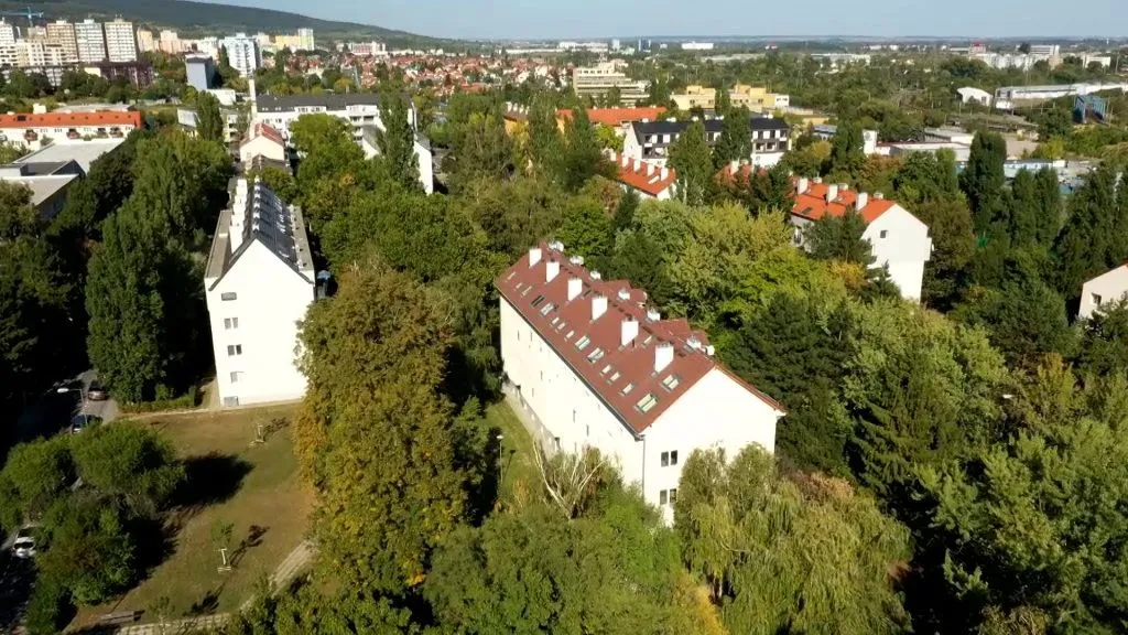 Nájdeme vhodný byt pre mladého muža medzi Račou a Dúbravkou?