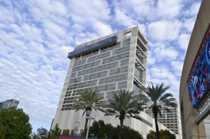 Hiltonovo hotelové impérium má za sebou 100 rokov