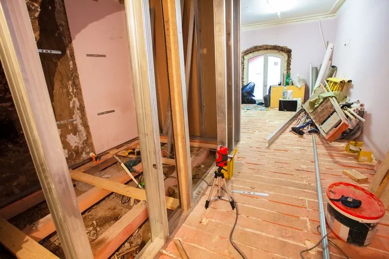 Takmer 40 % Slovákov plánuje renováciu domu po častiach, väčšina sa obáva obmedzení bývania