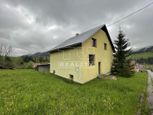Exkluzívne, Podpivničený rodinný dom s pozemkom o celkovej výmere 600 m2 v obci Lomná, okres Námesto