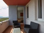Ponúkame na predaj krásny 2 izbový byt v staršej tehlovej novostavbe s výhľadom na Dunaj s možnosťou