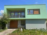NA PREDAJ: Rodinný dom s 8 árovým pozemkom v obci Boleráz