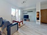 Na predaj, zariadený 2 izbový byt v novostavbe s klimatizáciou v Slovenskom Grobe s veľkou terasou