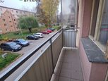 Znížená cena, dohoda, 3 izbový byt v meste Brezno, balkón, výťah, bezbariérový prístup