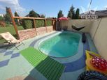 TOP PRENÁJOM ! Idylický dom s bazénom, altánkom v Kalinkove, BM