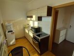 Estate Invest – ponúka na prenájom 1 izbový byt s balkónom na Záhradníckej ulici v Ružinove,  BA II.