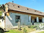 Na predaj starší rodinný dom s veľkým pozemkom v obci Komoča