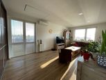 Veľmi pekný trojizbový slnečný byt s možnostou zobytniť podkrovie + dalších minimálne 30 m2!