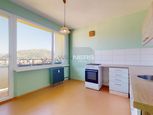 REZERVOVANÉ: Exkluzívny predaj veľkého a slnečného 3-izbového bytu s krásnym výhľadom v Banskej Byst