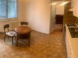 Ponúkame na predaj veľmi príjemný udržiavaný 3 izbový byt na Podlučinského ul. v Ružinove so samosta